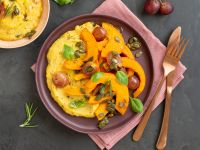 Gebackene Kürbisspalten mit roten Weintrauben auf cremiger Polenta Rezept