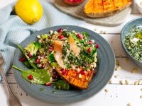 Gebackene Süßkartoffel mit Quinoa-Salat und Lachs Rezept