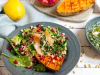 Gebackene Süßkartoffel mit Quinoa-Salat und Lachs
