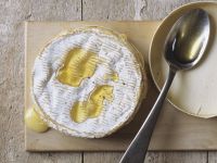 Gebackener Camembert mit Honig Gebackener Camembert mit Honig