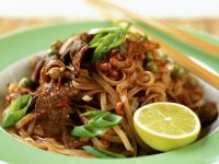 Gebratene asiatische Nudeln mit Rindfleischstreifen Rezept