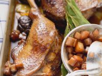 Gebratene Gänsekeule mit Dörrpflaumen Rezept