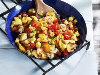 Gebratene Kartoffeln mit Gemüse und Pilzen Rezept