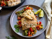 Gebratenes Kabeljaufilet mit pikantem Paprikagemüse