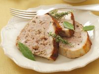 Geflügel mit Hackfleischfüllung und Salat Geflügel mit Hackfleischfüllung und Salat