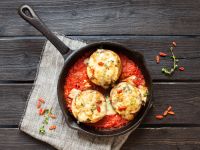 Gefüllte Champignons auf Tomaten Rezept