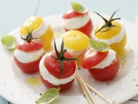 Cherrytomaten mit Frischkäse gefüllt Cherrytomaten mit Frischkäse gefüllt