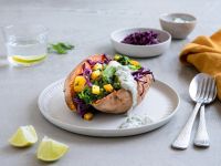 Gefüllte Süßkartoffel mit Linsen Curry und Kokosjoghurt Rezept