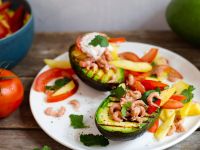 Gegrillte Avocado mit Mango-Tomatensalat und Krabben