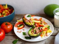 Gegrillte Avocado mit Mango-Tomatensalat und Krabben Rezept
