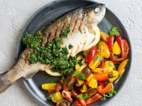 Gegrillte Forelle mit Salat Rezept