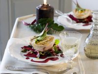 Gegrilltes Schwertfischsteak auf Salat Gegrilltes Schwertfischsteak auf Salat