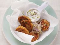 Gemüse-Bratlinge mit Sprossen und Joghurt-Zitronen-Dip Rezept