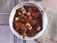Geschmortes Rotweinhähnchen mit Schalotten und Champignons Rezept