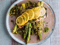 Glasig gedämpfter Lachs mit gegrilltem Spargel Rezept