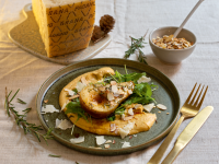 Grana-Padano-Hummus mit Rucola, gerösteter Honigbirne und gerösteten Mandeln Rezept