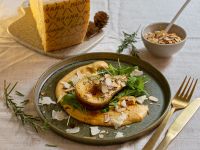 Grana-Padano-Hummus mit Rucola, gerösteter Honigbirne und gerösteten Mandeln