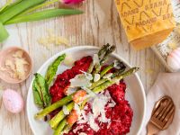 Rotes Risotto mit Grana-Padano-Spargel