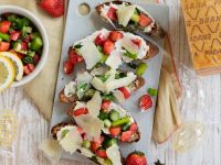 Spargel-Erdbeer-Bruschetta auf Grana-Padano-Creme