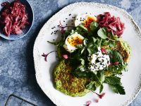 Grüne Erbsenpuffer mit Ei, Ziegenkäse und roten Zwiebeln Rezept