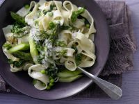 Grüne Gemüse-Pasta mit Spinat, Spargel und Erbsen Rezept