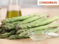 Grünen Spargel braten