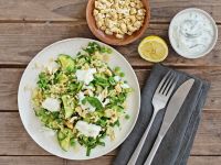 Grüner Reissalat mit Gurken-Joghurt-Dip und Cashewkernen Rezept