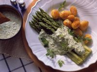 Grüner Spargel mit Kräutersoße und Kartoffeln Rezept