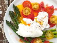 Grüner Spargel mit Tomatensalat und pochierten Eiern Rezept