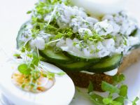 Gurken-Brot mit Hüttenkäse und gekochten Eiern Rezept