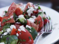 Gurkensalat mit Tomaten und Ziegenfrischkäse Rezept