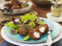 Hackklößchen mit grünem Salat Rezept