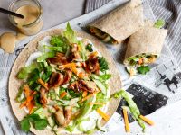 Hähnchen-Wrap mit Erdnuss-Kokos-Sauce
