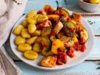 Hähnchen-Ratatouille mit Gnocchi