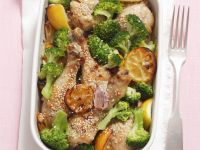 Hähnchenkeulen mit Broccoli, Sesam und Zitronen Rezept