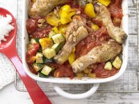 Hähnchenkeulen auf Tomatengemüse Rezept