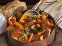 Hähnchentopf mit Karotten und Schalotten Hähnchentopf mit Karotten und Schalotten