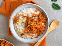 Haferbrei mit Möhrensalat und Minze Rezept