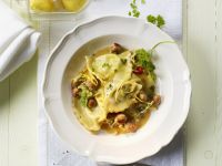 Halb-Mond-Pasta (Mezzelune) mit Salsiccia, Kapern und Zitronensauce Rezept