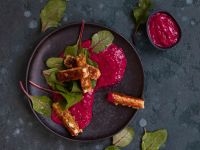 Halloumi-Sticks mit Beeren-Dip auf Blattsalat Rezept