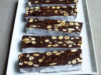 Haselnuss-Schokolade mit Feigen Haselnuss-Schokolade mit Feigen