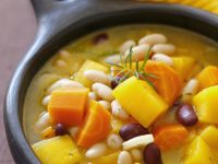 Herbstliche Gemüsesuppe mit Bohnen, Karotten und Kürbis Rezept