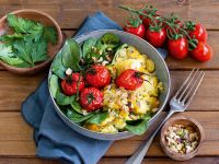 Herzhafte Frühstücks-Bowl mit Rührei, Ofen-Tomaten  und Hafer-Nuss-Topping Rezept