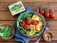 Herzhafte Frühstücks-Bowl mit Rührei, Ofen-Tomaten und Hafer-Nuss-Topping