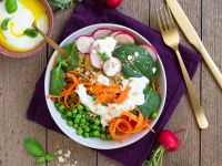 Herzhafte Hafer-Buchweizen-Bowl mit Frühlingssalat und Leinöl-Dressing Rezept