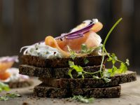 Herzhafte Räucherlachsschnitten Rezept
