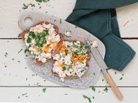 Herzhafter Hüttenkäse-Aufstrich auf Vollkornbrot Rezept