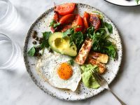 Herzhaftes Frühstück mit Spiegelei, Avocado und Tomaten Rezept