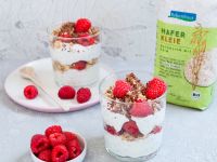 Himbeeren-Quark-Trifle mit Haferkleie-Crunchys