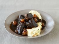 Hirschgulasch mit Perlzwiebeln und Serviettenknödel Hirschgulasch mit Perlzwiebeln und Serviettenknödel